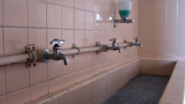 手洗い場の水道管の写真