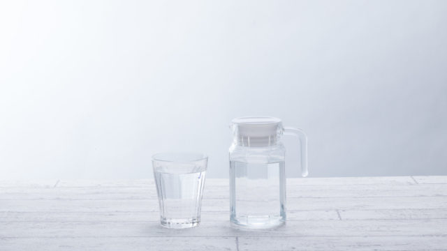 グラスの飲み水イメージ