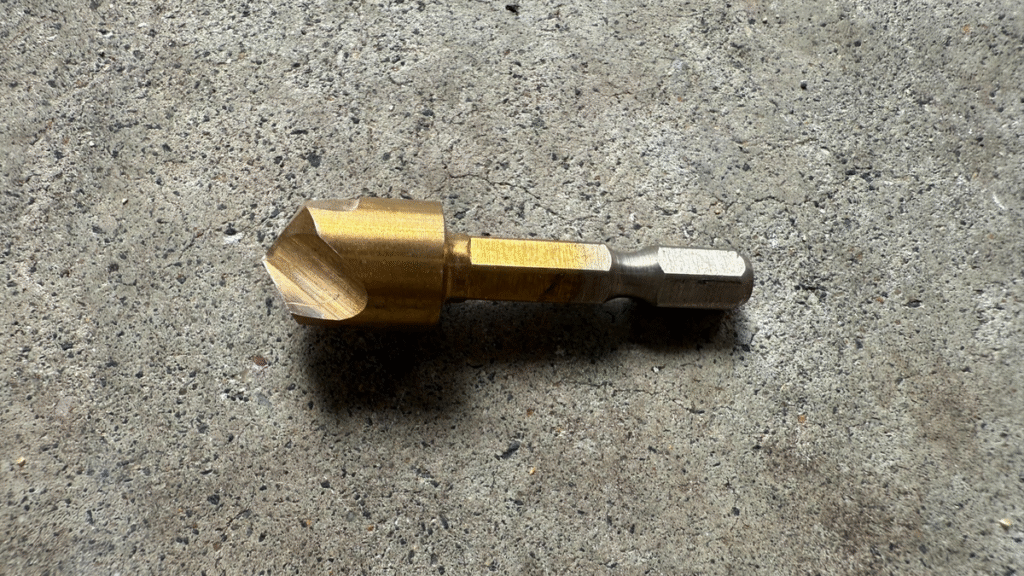 筆者撮影:DIYで使う面取りビット。穴あけ後のバリ取りや仕上げに使う工具。