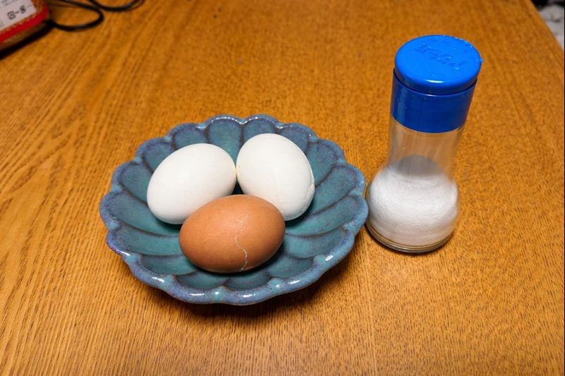 ゆで卵とアジシオの画像