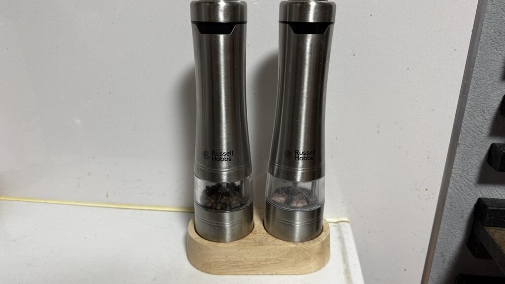 電動ソルト＆ペッパーミル2本セット（スタンド付き）