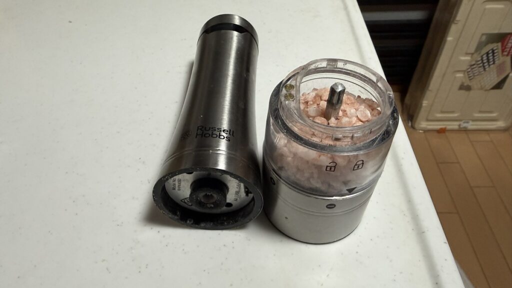 電動ミルの分解状態とピンク岩塩の粒